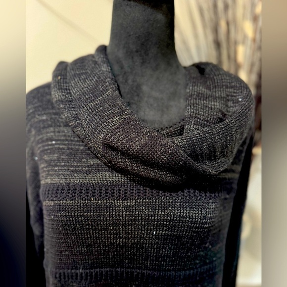 À La Carte's Versatile Black Cowl Neck Sweater size Medium - Picture 2 of 11